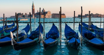 Venezia in gondola vista su San Marco